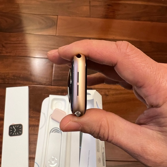 Apple Watch Series 6 Gold GPS + CEL 44MM w/ Inverness Green Sport Loop - Picture 8 of 8